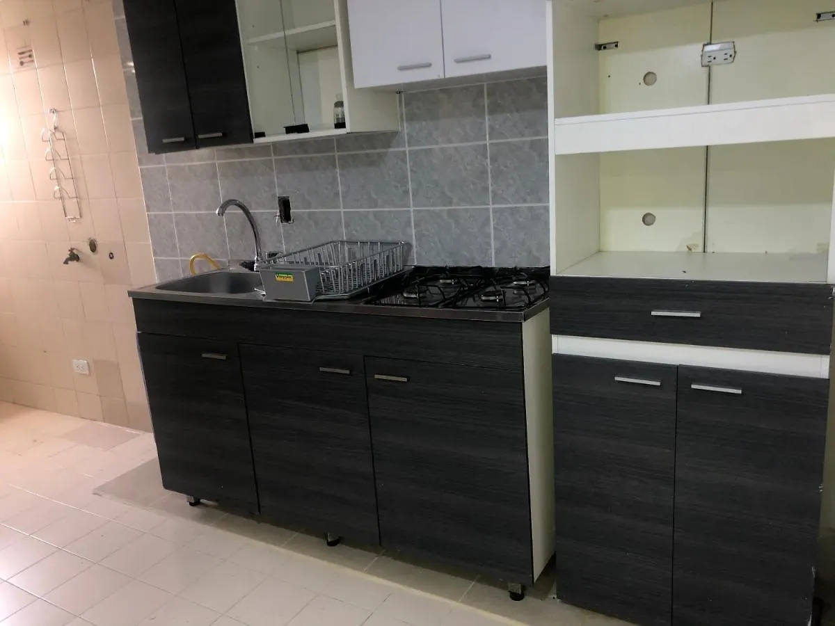 Apartamento Comodo En Laureles, Grande, Centrico ,Bien Ubicado Apto203 Medellín 0*,  Kolombiya
