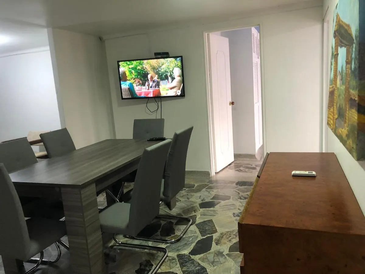 Apartamento Comodo En Laureles, Grande, Centrico ,Bien Ubicado Apto203 Medellín Daire